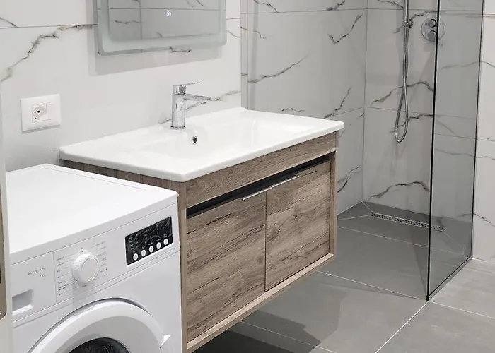 Luxury Aparthotel Golem מלון דירות 3*